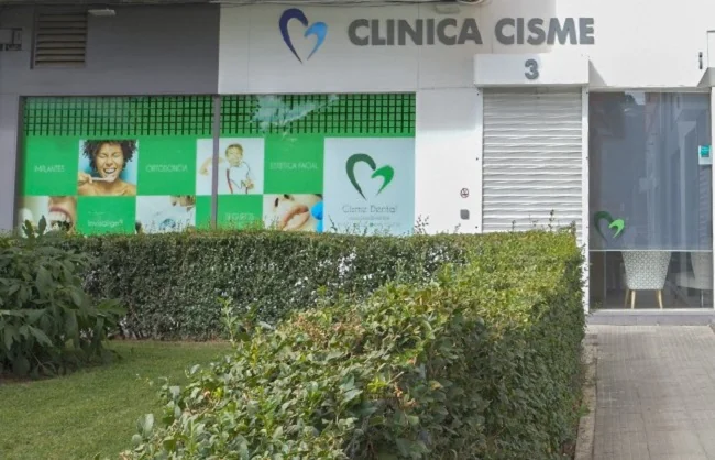 Entrada a la clínica de CISME Dental, Coslada